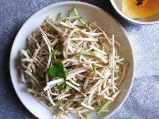 2、酱拌折耳根,用手掰或用刀切成约3-4cm长的小段。