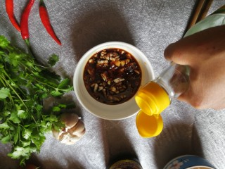 6、酱拌折耳根,约3勺米醋。