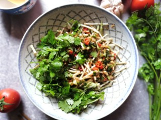 13、酱拌折耳根,在鱼腥草根中倒入酱汁，放入香菜叶，拌匀。