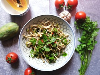 14、酱拌折耳根,ok啦，喜欢老干妈或者辣椒酱辣椒面之类的也可以加一些拌进去。