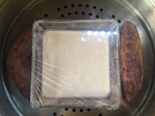 4、紫麻薯糕,紫薯蒸10分钟后把麻薯料放入蒸锅，继续蒸20分钟