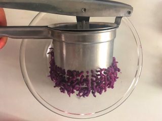 5、紫麻薯糕,蒸熟的紫薯去皮压成泥