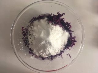 6、紫麻薯糕,加入糯米粉50g、白砂糖30g、牛奶50g混合均匀至无生粉