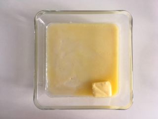 7、紫麻薯糕,蒸好的麻薯放上10g黄油，利用余温融化后带一次性手套抓匀，小心烫，麻薯很Q请耐心。