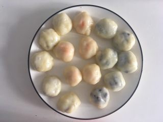 11、紫麻薯糕,把馅料全部包好