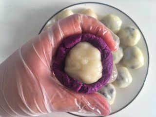 12、紫麻薯糕,再把麻薯团用紫薯包好