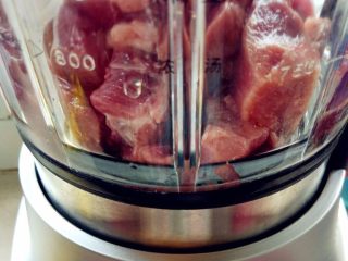 1、意式番茄肉酱,猪里脊肉洗净，切大块，放入破壁机中，搅拌成猪肉蓉