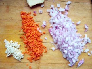 3、意式番茄肉酱,切洋葱丁，胡萝卜丁，蒜末