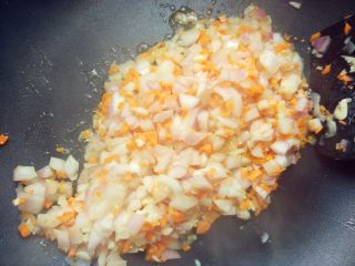 4、意式番茄肉酱,小火将黄油融化，爆香蒜末、洋葱丁、胡萝卜丁