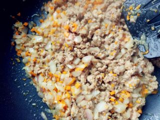 5、意式番茄肉酱,放入猪肉蓉、盐和黑胡椒粉翻炒