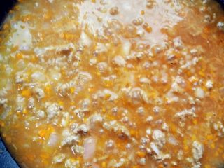 6、意式番茄肉酱,加红酒、番茄酱、高汤、意式香草拌匀后煮沸，盖上锅盖用小火煮15分钟左右