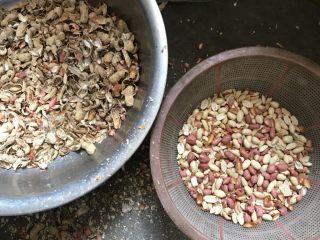 1、花生酥,把花生剥去外壳