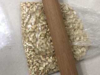 2、花生酥,去皮装入袋