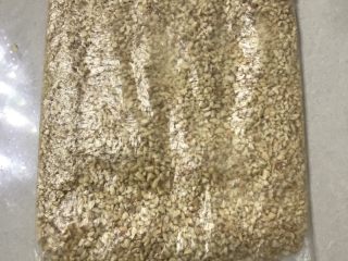 3、花生酥,用擀面杖压碎备用