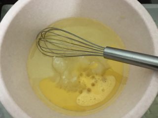 4、花生酥,盆里倒入玉米油鸡蛋盐