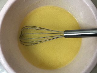 5、花生酥,用手动打蛋器搅打均匀