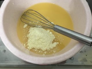 6、花生酥,放入奶粉