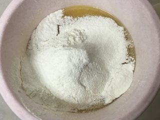 8、花生酥,筛入混合好的面粉泡打粉小苏打