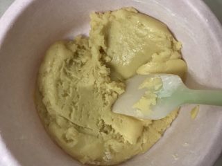 9、花生酥,用刮刀翻拌均匀