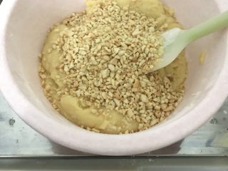 10、花生酥,放入150克花生碎