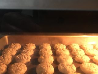 13、花生酥,送进提前预热好的烤箱中层上火185度下火175度18分钟左右