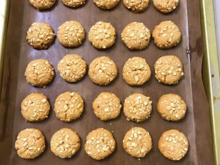 14、花生酥,香香的出炉啦，忍不住先吃了一个，又香又酥脆