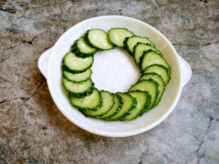 6、老醋蛰头,最好摆成图中那样，方便中间放拌好的海蜇