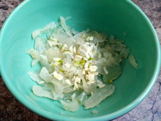 8、老醋蛰头,放进大碗里，加切好的葱蒜末