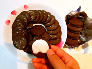 2、奥利奥雪花酥,把奥利奥饼干中间的夹心去掉，尽量清除得干净一点