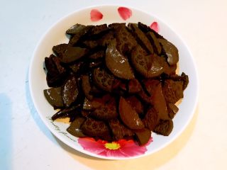 3、奥利奥雪花酥,把奥利奥饼干掰成小块