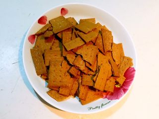 5、奥利奥雪花酥,把脆乐脆饼干掰成小块