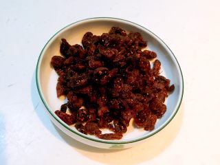 8、奥利奥雪花酥,把蔓越莓果干切成小块