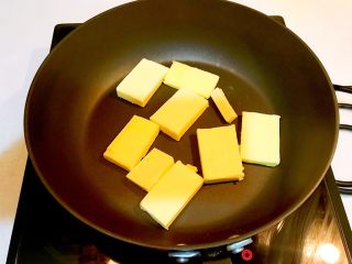 12、奥利奥雪花酥,无盐黄油放入不粘炒锅，小火融化