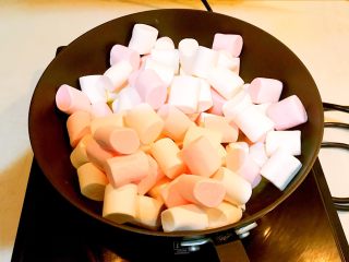 14、奥利奥雪花酥,加入棉花糖，上下不停的翻动，让黄油与棉花糖充分融合，全程小火慢炒