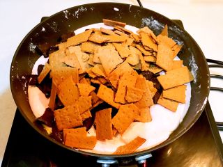 18、奥利奥雪花酥,加入奥利奥饼干和脆乐脆饼干，搅拌均匀