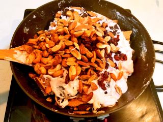 19、奥利奥雪花酥,加入杏仁，腰果和蔓越莓果干