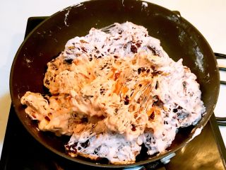 20、奥利奥雪花酥,充分调匀，要使每一片饼干和干果都能裹上棉花糖