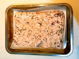 21、奥利奥雪花酥,烤盘铺上牛油纸，在牛油纸上均匀的撒一层奶粉，把搅拌均匀的雪花酥倒入烤盘，趁热整理成型