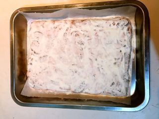 22、奥利奥雪花酥,在雪花酥上面均匀的撒一层奶粉，晾凉