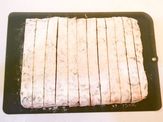 23、奥利奥雪花酥,雪花酥凉透了，切成均匀的长条，雪花酥切开后满屋飘香啊