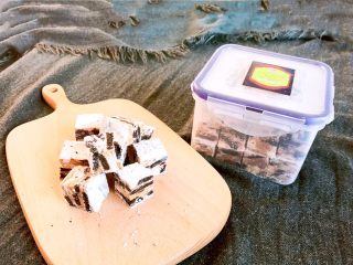 26、奥利奥雪花酥,也可以切成小块，放在保鲜盒或保鲜袋里面保存，避免受潮影响口感，做好的成品有1000克。