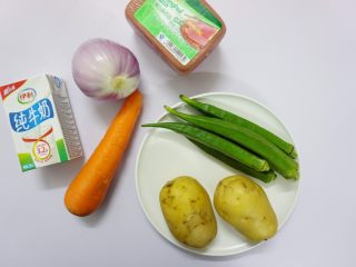 1、秋葵薯泥球,先准备好材料，不要参考图片上的份量哦，只是给大家看看所需的材料有哪些，份量可以自行调整。