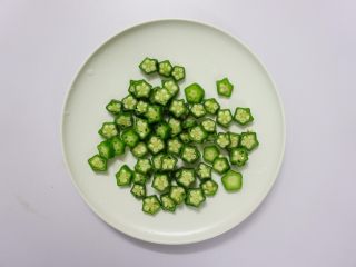 5、秋葵薯泥球,把秋葵切成厚薄均匀的小星星状后，先置一旁备。