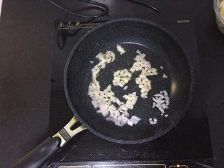 7、秋葵薯泥球,先爆香洋葱，颜色稍微变白即可。