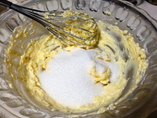 3、巧克力趣多多,黄油中加入白糖