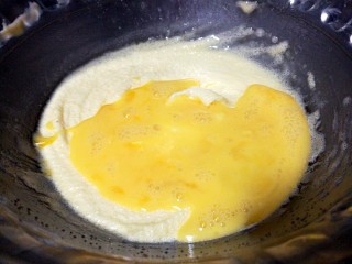 5、巧克力趣多多,加入鸡蛋液打匀