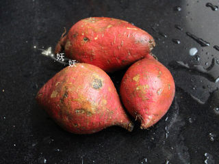 1、红薯饼干,新鲜的红薯洗干净，这是亲爱的粉丝送的红薯，长的可能没有外面的大红薯那么漂亮，可是特别好吃，甜糯的很。