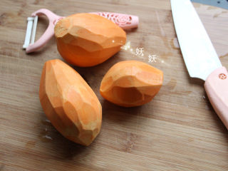 2、红薯饼干,红薯削去外皮。