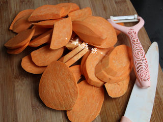 3、红薯饼干,切成片状