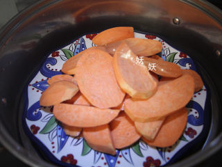 4、红薯饼干,入锅蒸熟，切成片状比较容易熟，大约十来分钟就可以了。